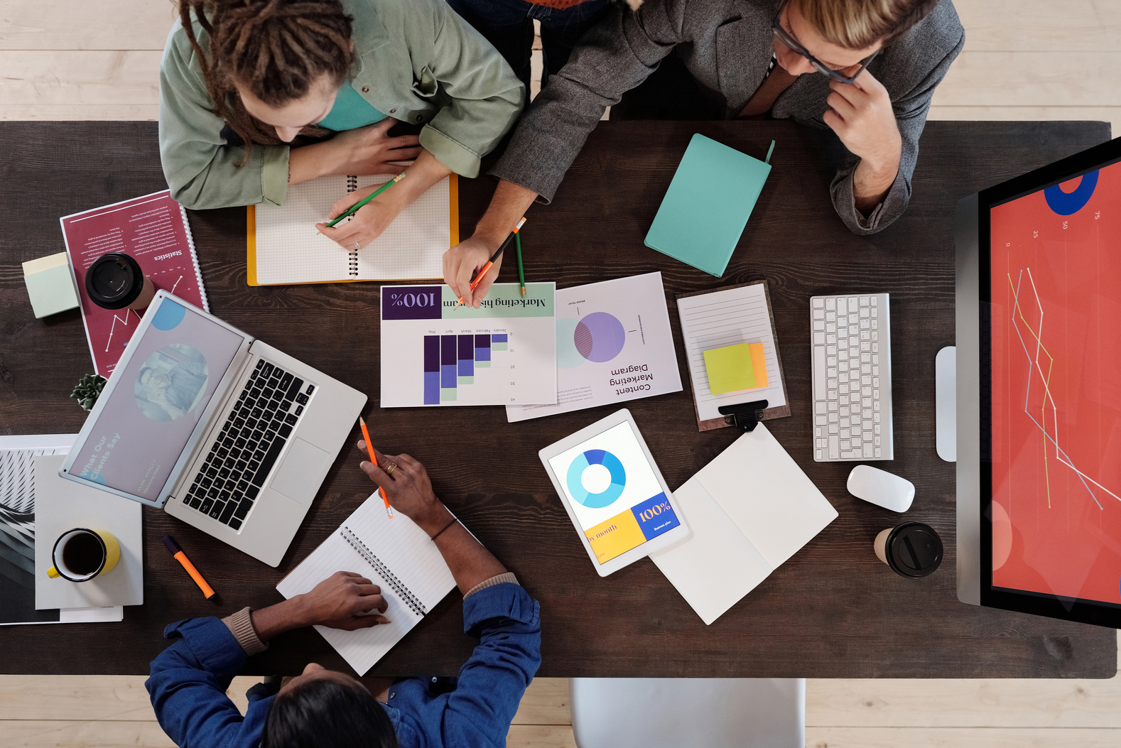 El equipo de RapiWebct son diseñadores web freelance que ofrece a su negocio una identidad digital propia, diseñando una página web gratis y dominio para transmitir a sus clientes confianza, seguridad y calidad profesional.